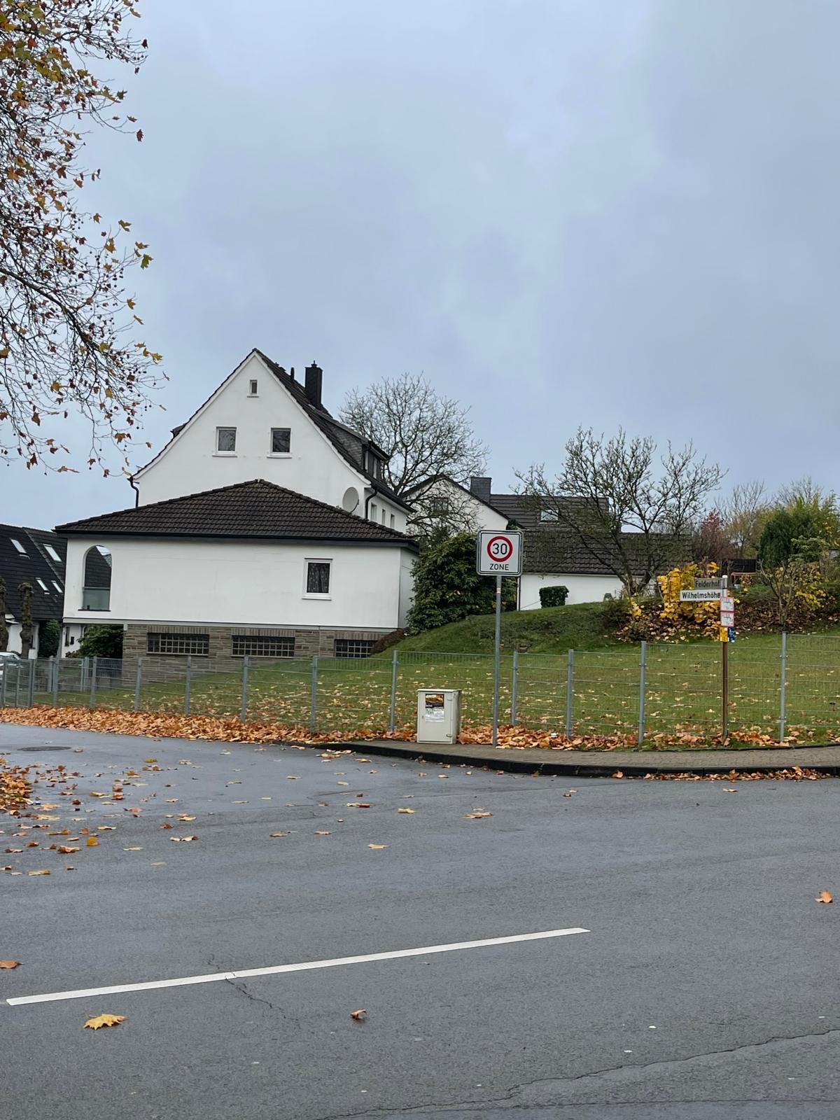 Das Grundstück an der Ecke Wilhelmshöhe/Felderhof in Wipperfürth: eine grüne Wiese im Wohngebiet vor der Bebauung